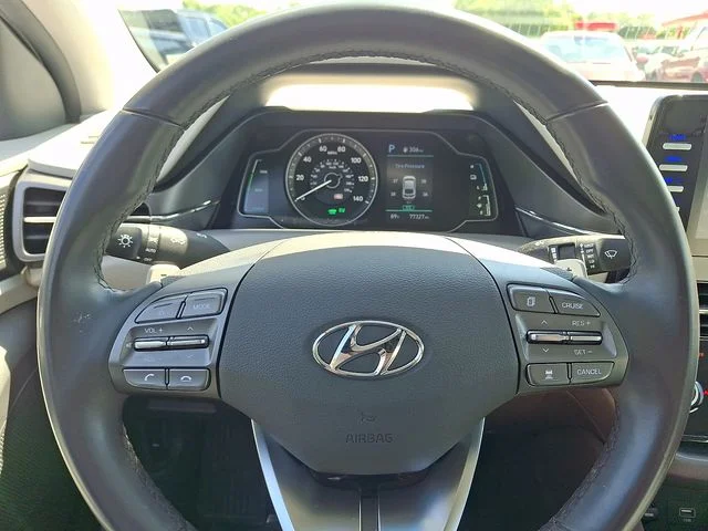 Used 2020 White Hyundai SE image 17