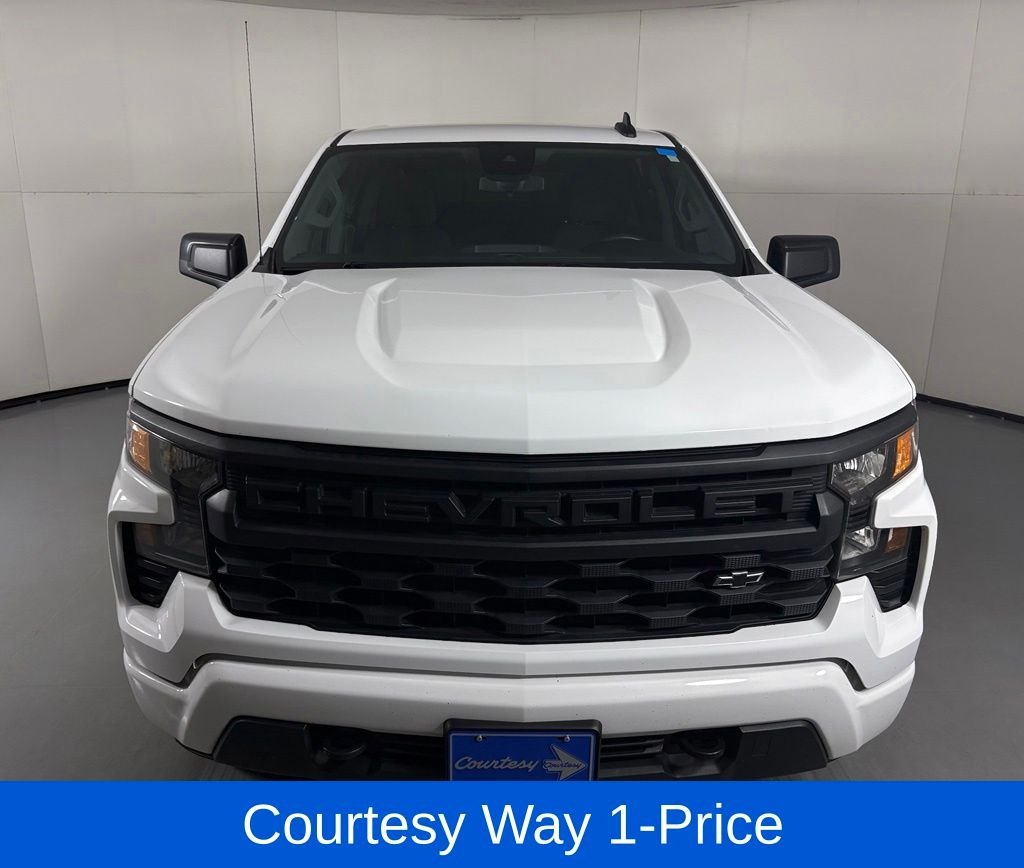 Used 2023 White Chevrolet Custom image 4