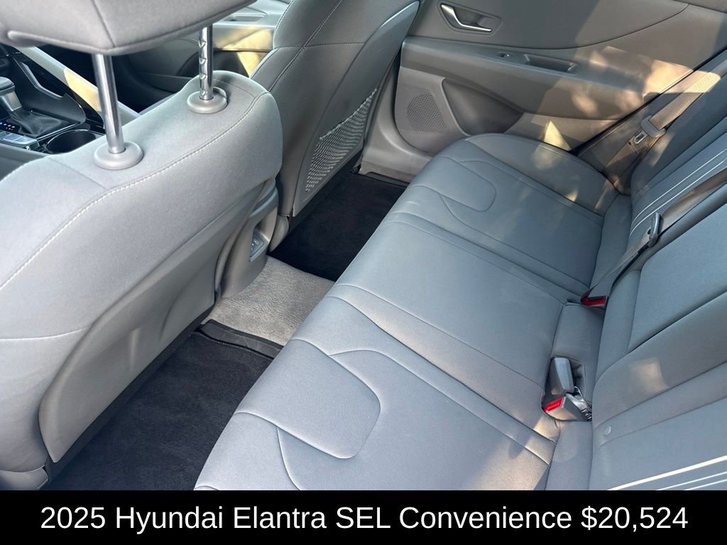 Used 2025 White Hyundai SEL Convenience image 13