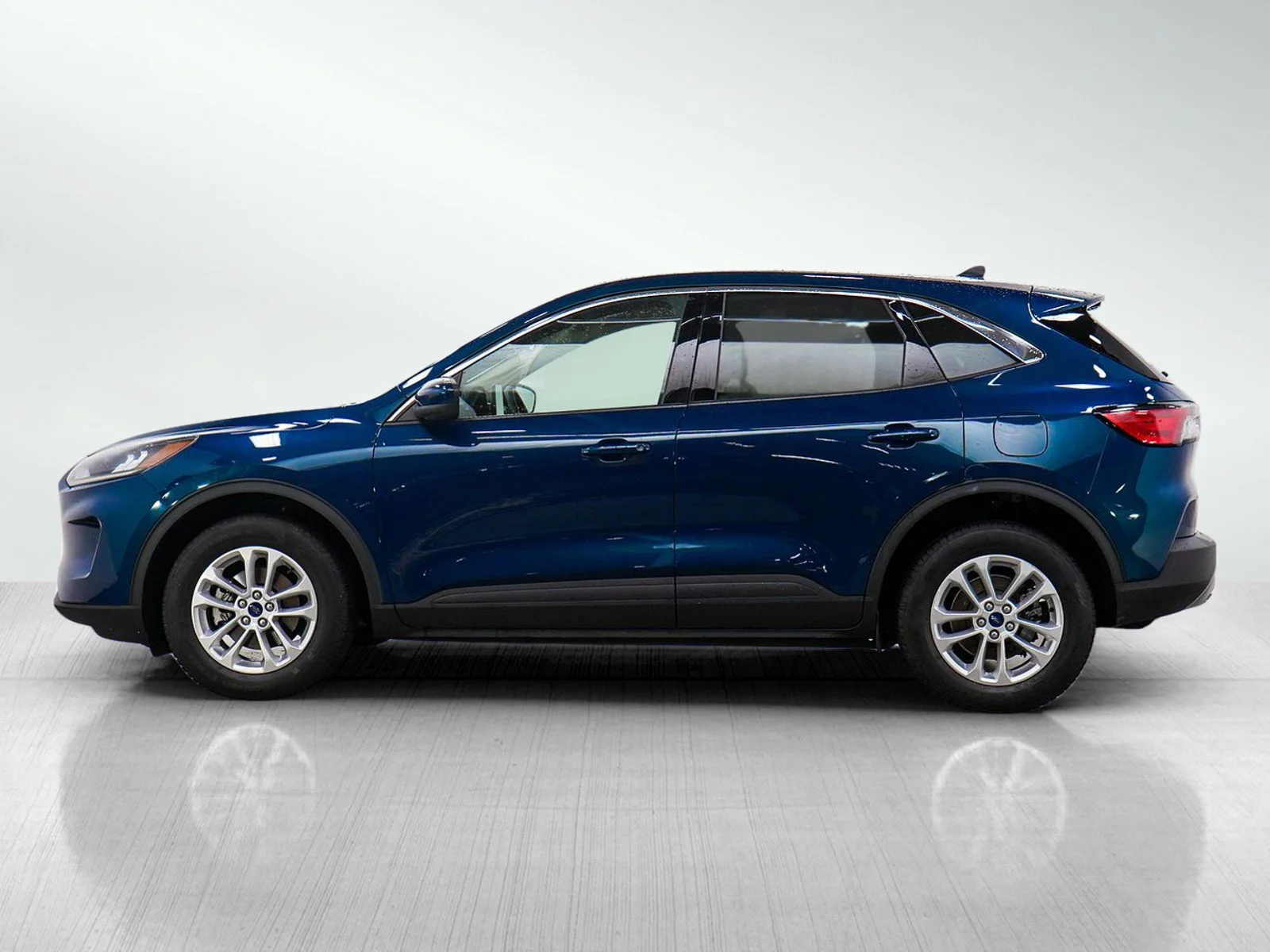 Used 2020 Ford Escape SE with VIN 1FMCU9G64LUC64475 for sale in Burnsville, Minnesota