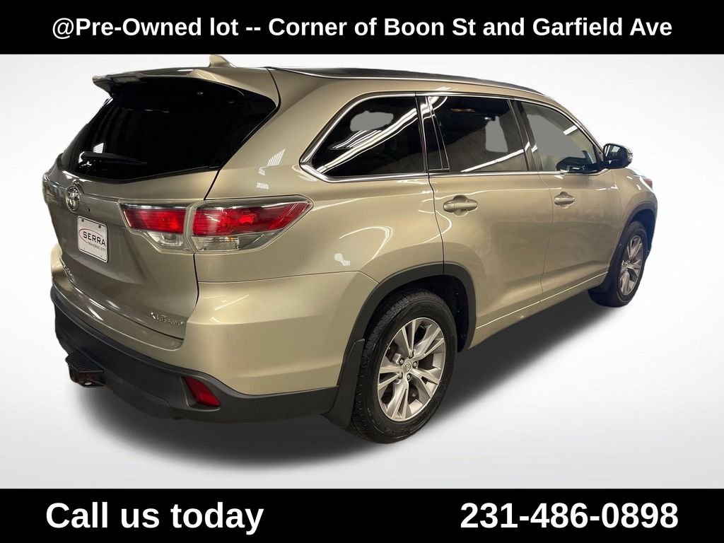 Used 2015  Toyota XLE V6 image 5