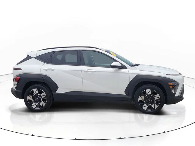 Used 2025 White Hyundai SEL image 4
