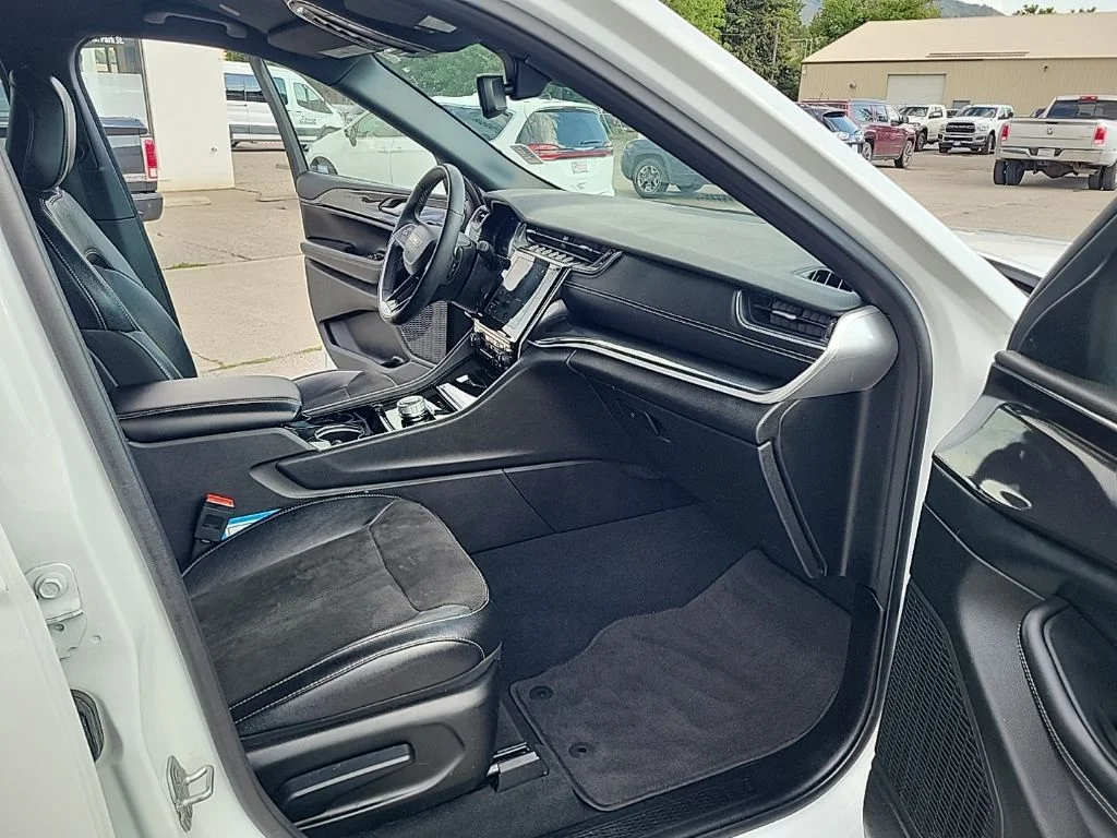 Used 2023 White Jeep Altitude image 20