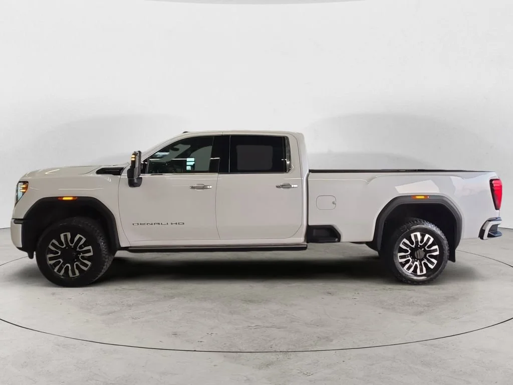 Used 2025 White Frost Tricoat GMC Denali Ultimate image 8