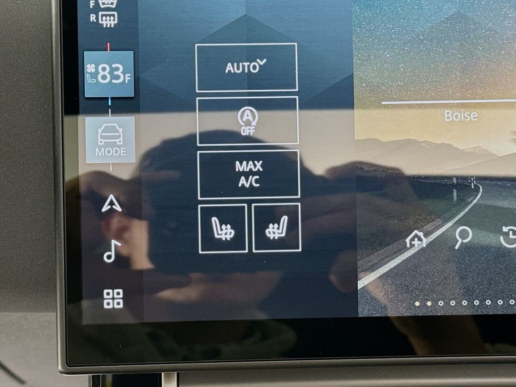 Used 2025 White Land Rover Dynamic image 20