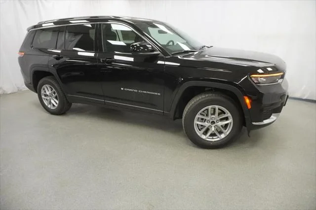 New 2026 Diamond Black Crystal Pearl-Coat Exterior Paint Jeep Laredo X image 9