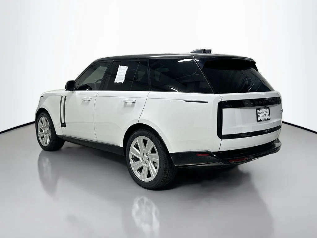 Used 2023 Fuji White Land Rover SE image 3