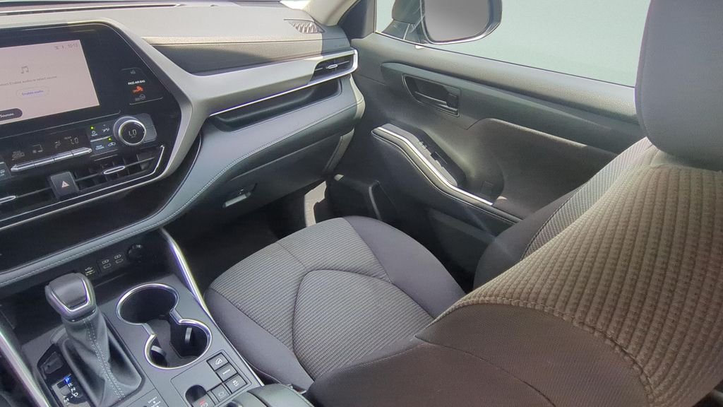2024 Toyota Highlander LE - Photo 13