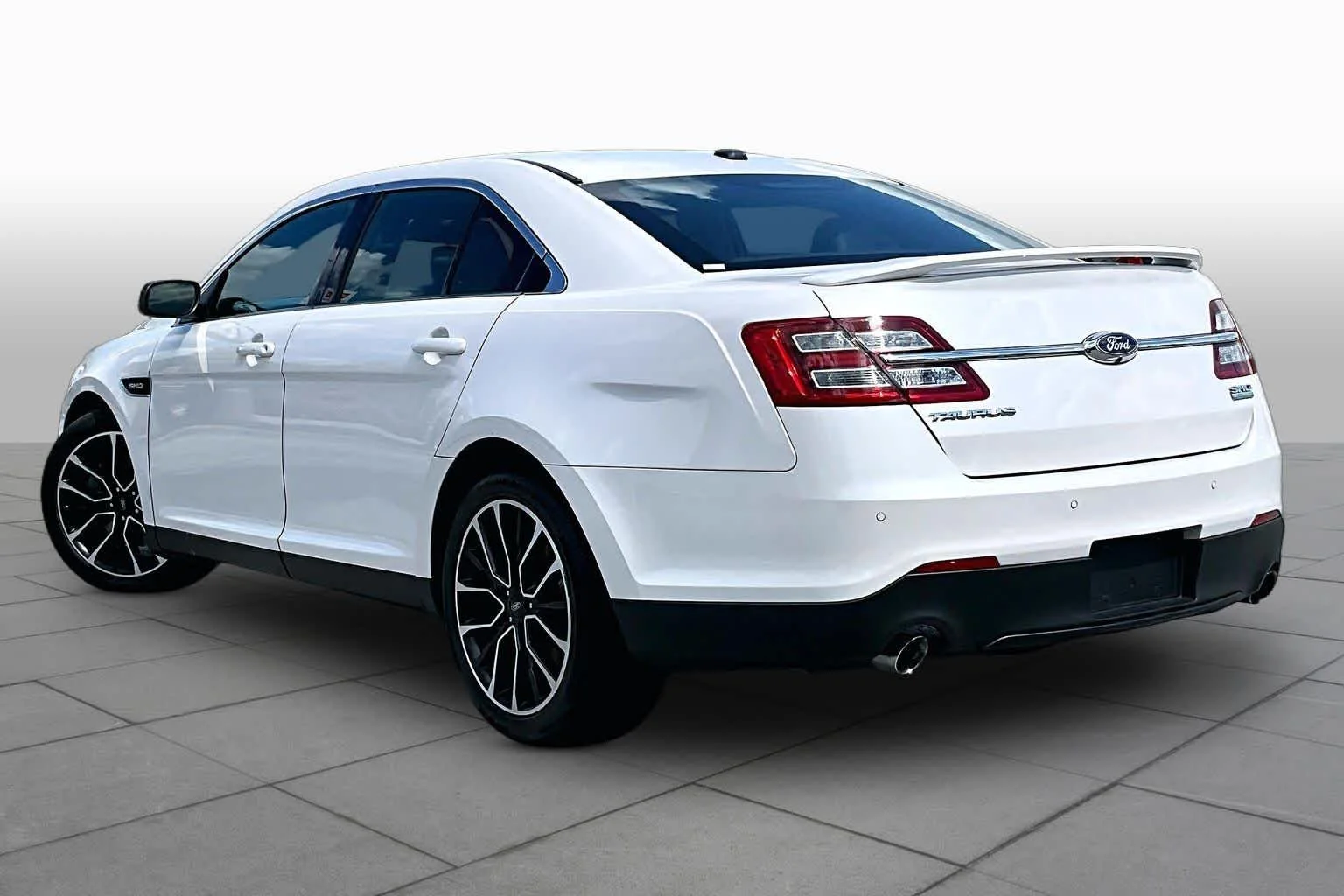 Used 2018 White Platinum Metallic Tri-Coat Ford SHO image 12