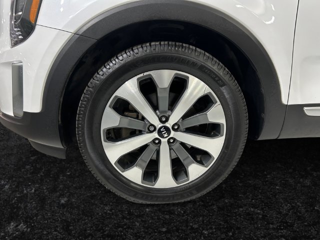 Used 2020 White Kia S image 24