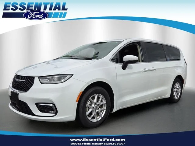 2023 Chrysler Pacifica Touring L's photo