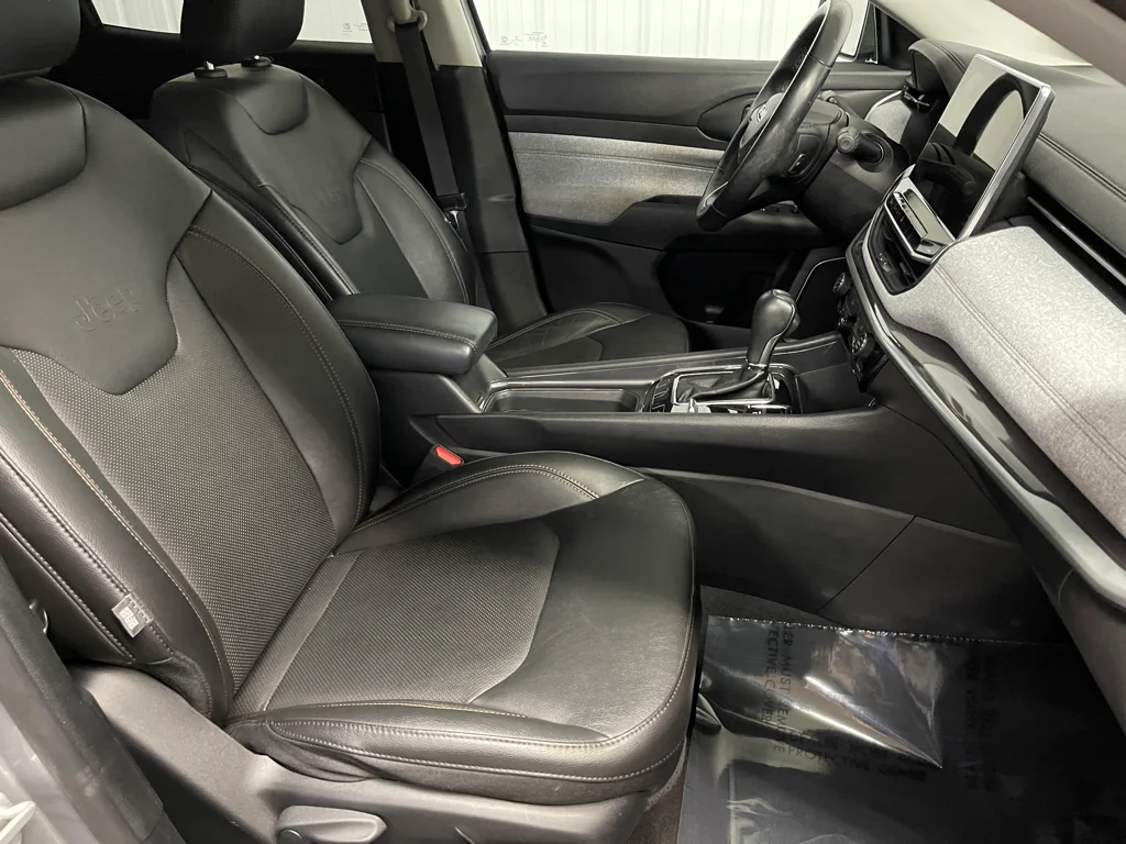 Used 2022 Silver Jeep Latitude Lux image 17