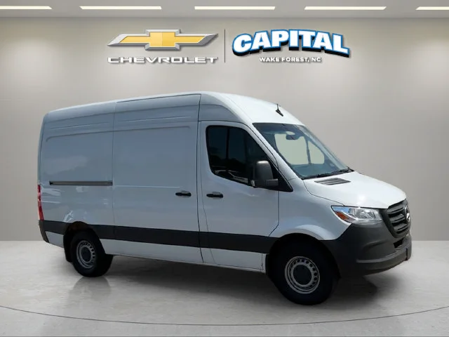 Used 2025  Mercedes-Benz NA image 9