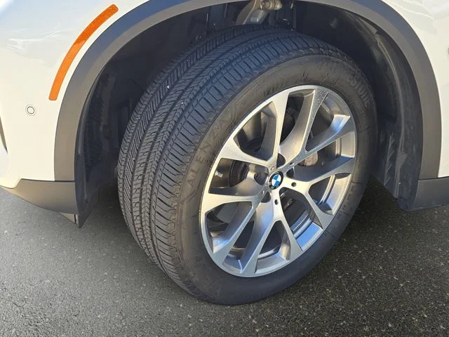 Used 2024 White BMW xDrive40i image 36
