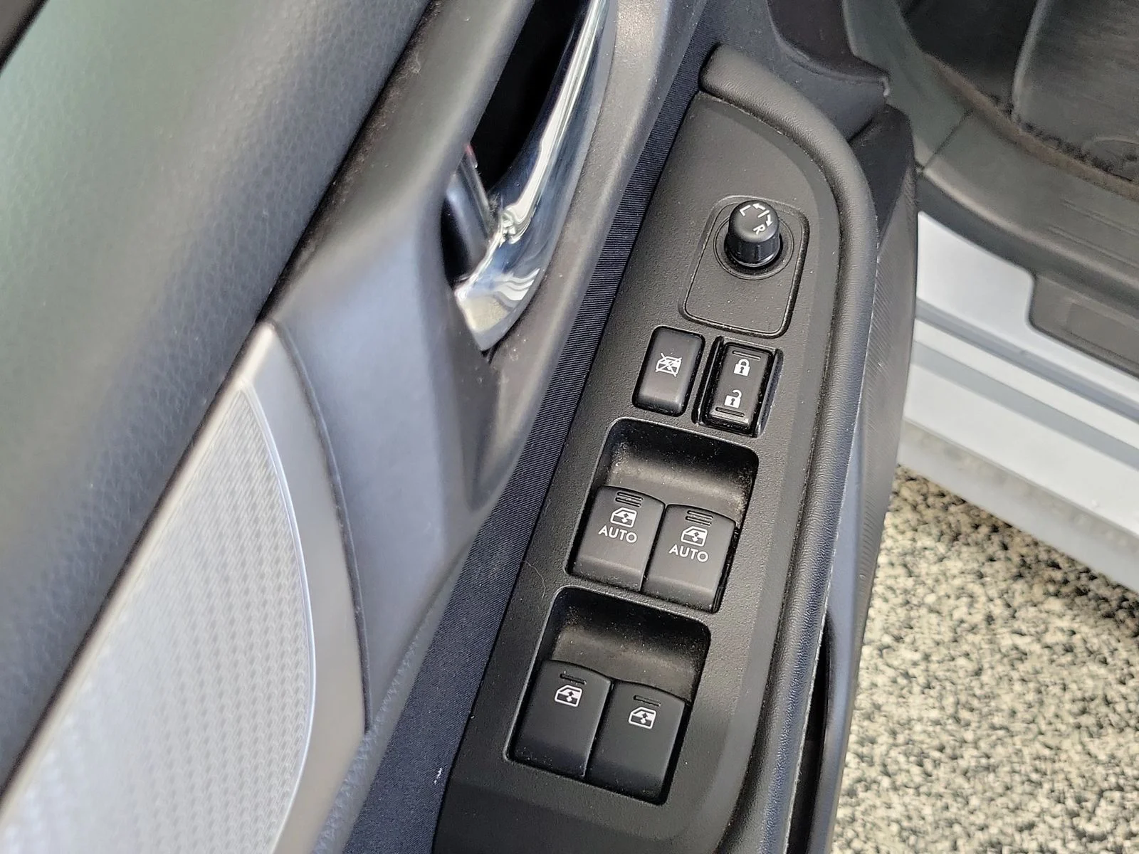 Used 2017 Silver Subaru 2.5i image 7