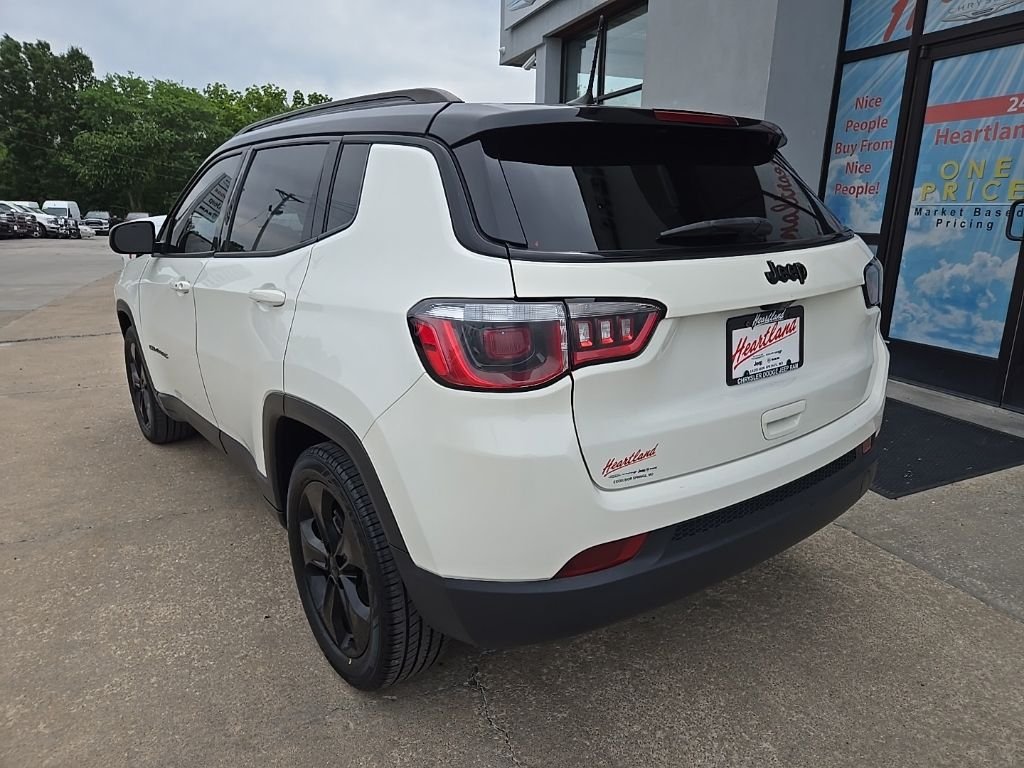 Used 2018 White Jeep Latitude image 7