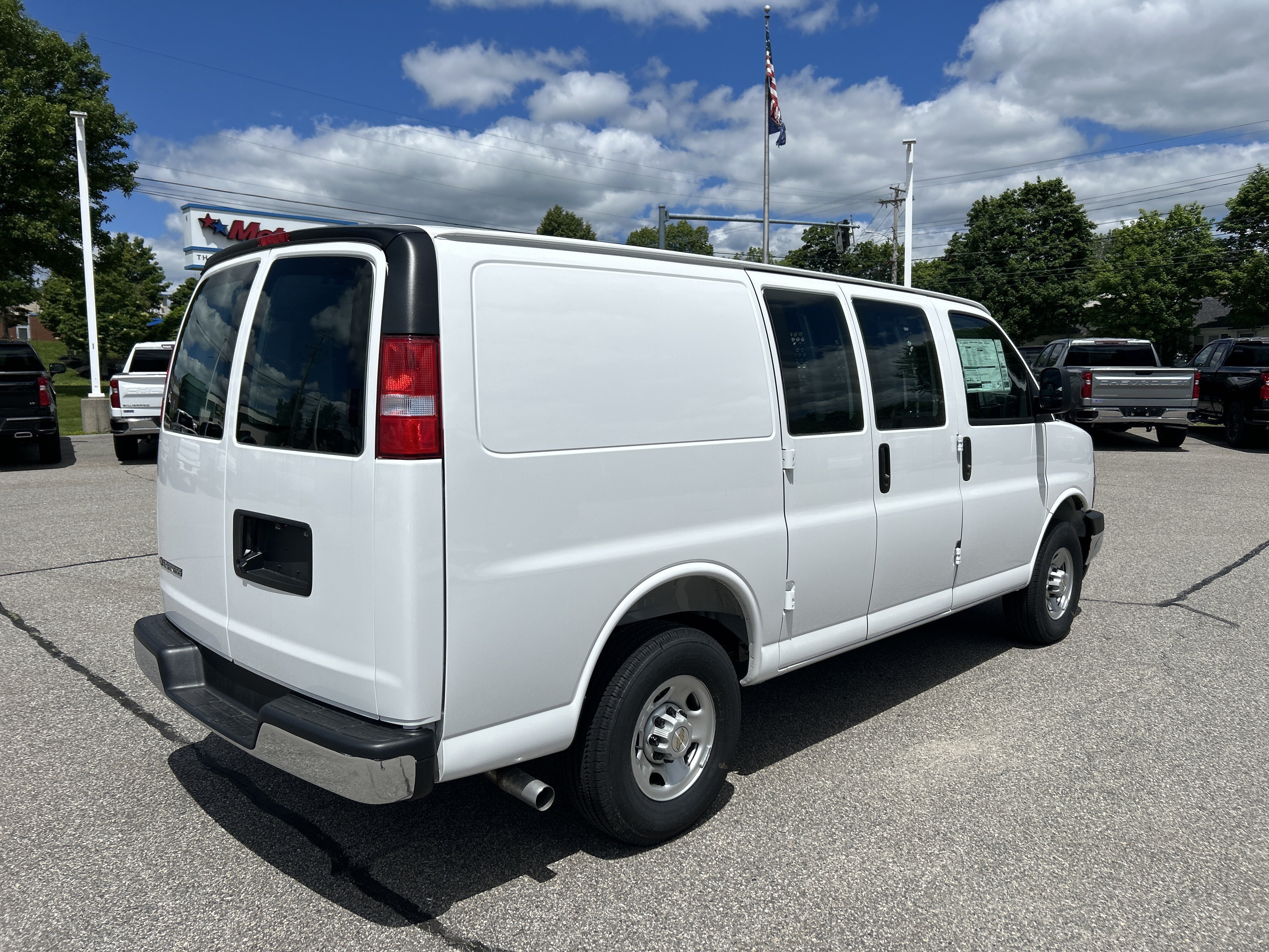 New 2026 Summit White Chevrolet WT image 2