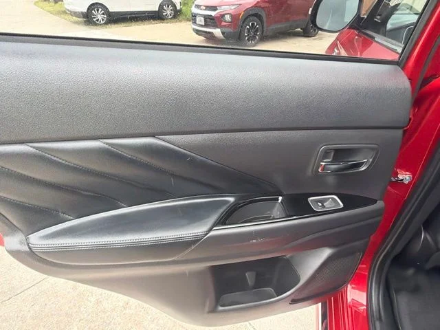 Used 2019 Red Mitsubishi SEL image 14