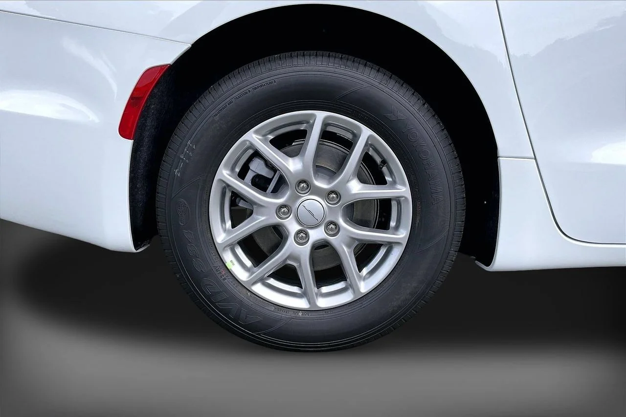 New 2027 Bright White Clear-Coat Exterior Paint Chrysler Select image 34