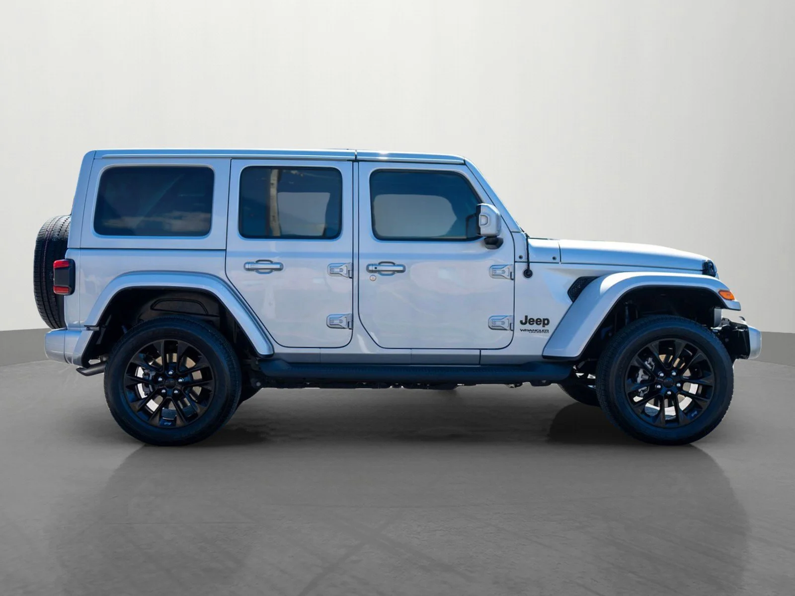 Used 2022 Silver Zynith Clearcoat Jeep Unlimited Sahara High Altitude image 9