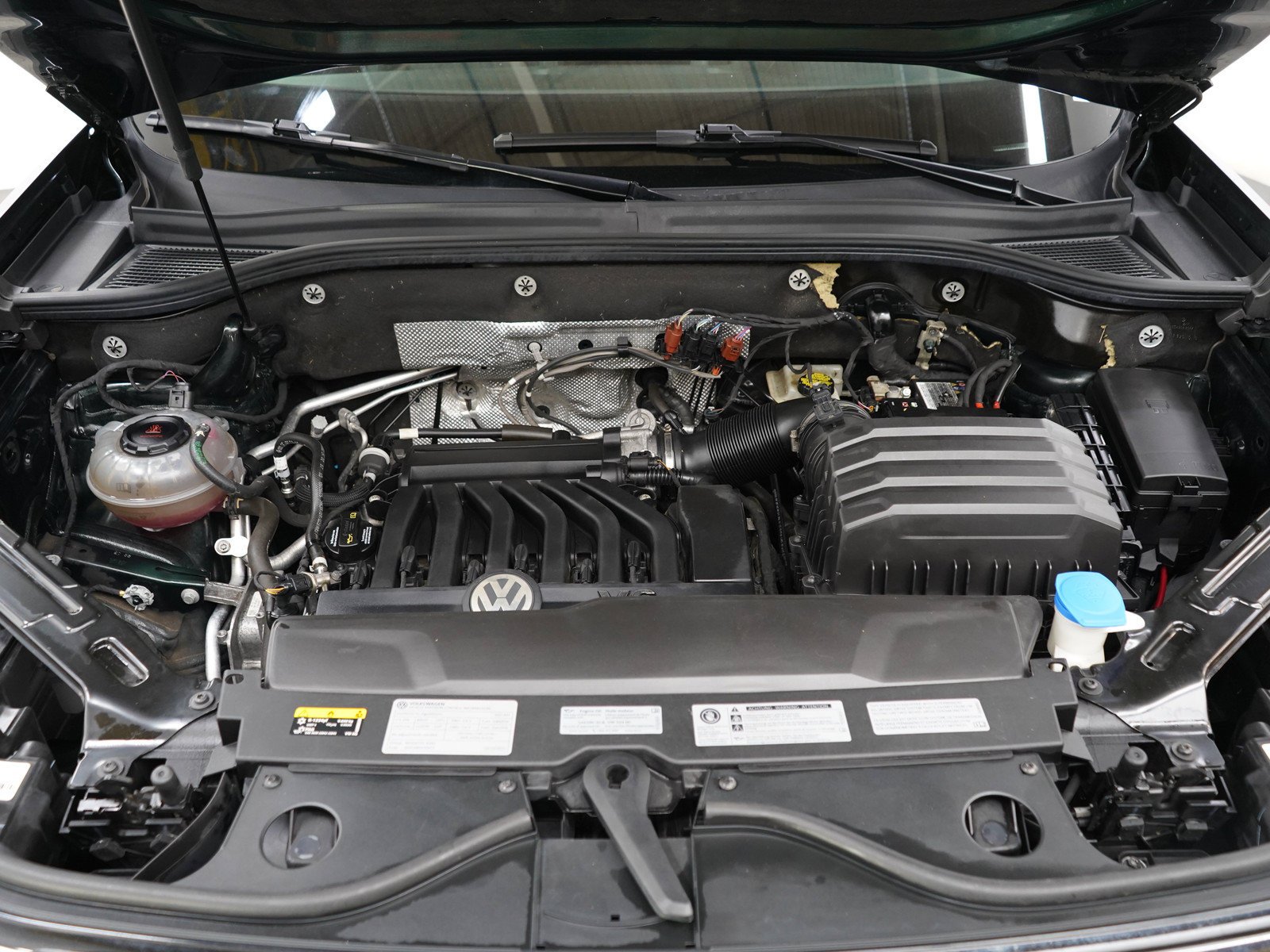 Used 2021 Racing Green Volkswagen 3.6L V6 SE w/Technology image 32