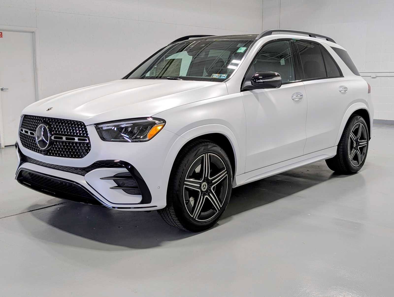 New 2026 MANUFAKTUR Moonlight White Magno Mercedes-Benz GLE 450 image 1