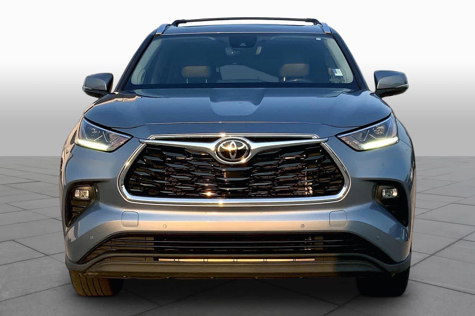 Used 2021 Moon Dust Toyota Limited image 4