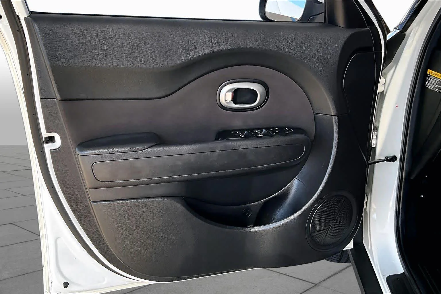 Used 2018 Clear White Kia Base image 21