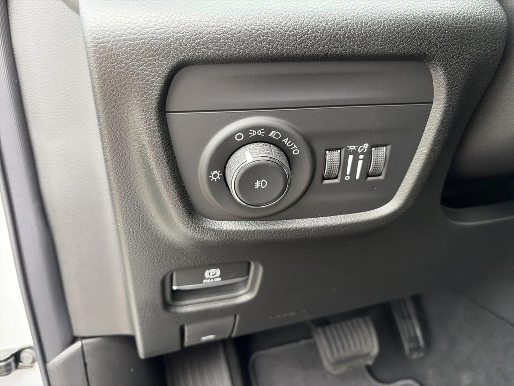 New 2026 Bright White Clear-Coat Exterior Paint Jeep Limited Reserve image 19