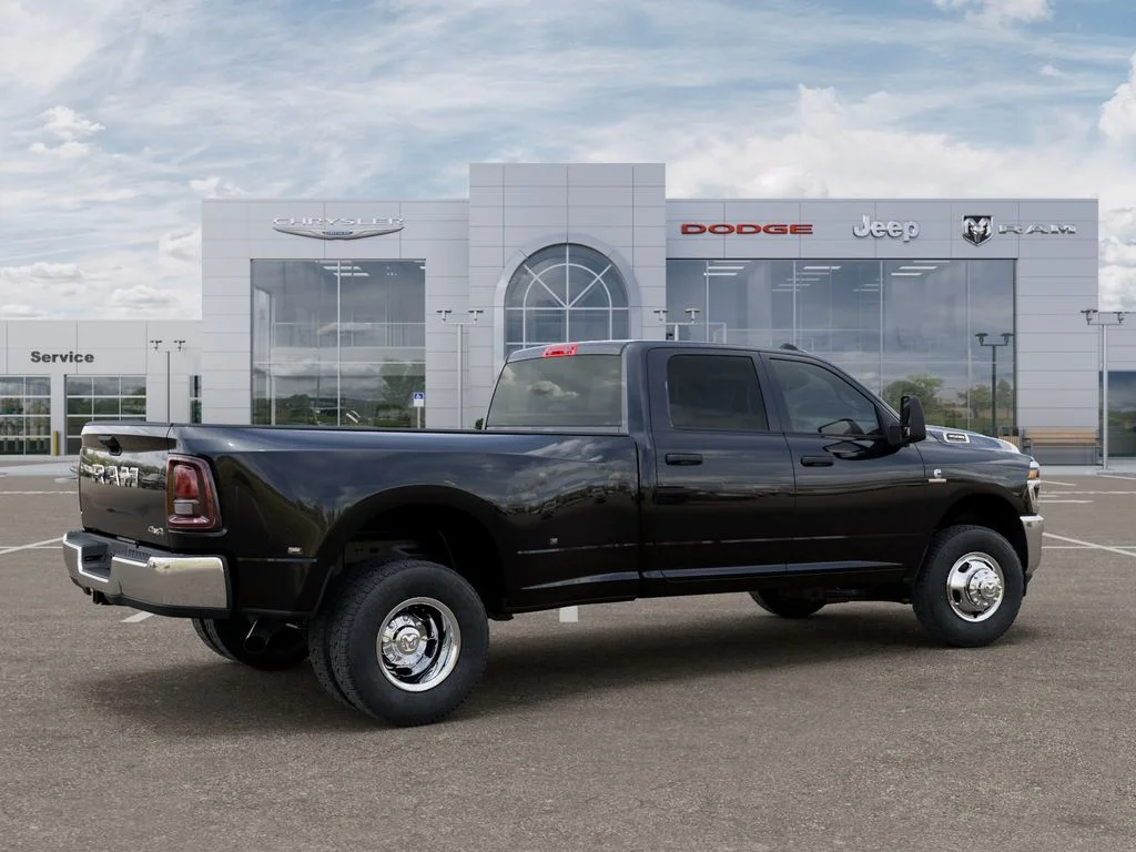 New 2026 Diamond Black Crystal Pearl-Coat Exterior Paint RAM Tradesman image 4