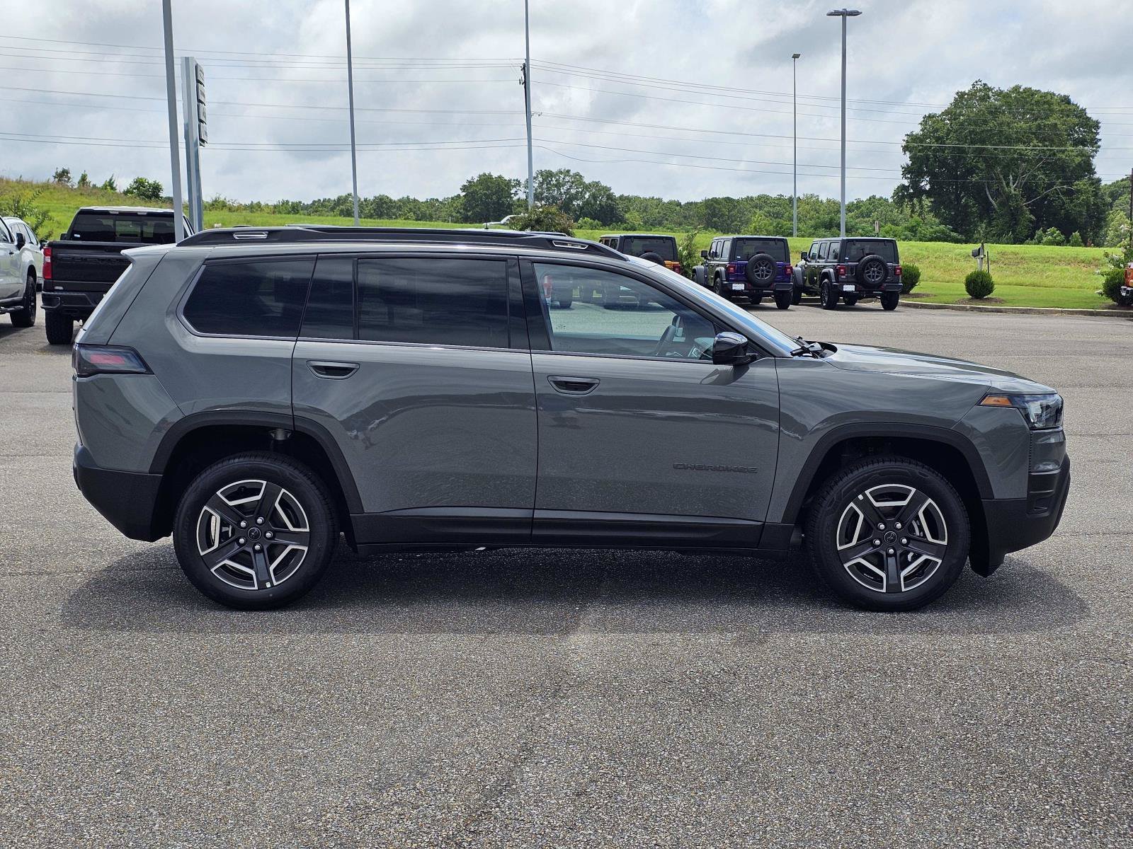 New 2026 Sting-Gray Clearcoat Jeep Laredo image 7