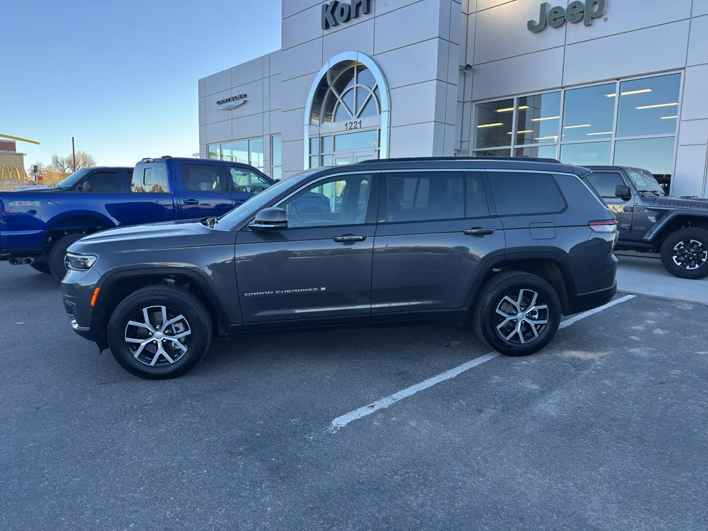 Used 2025 Baltic Gray Metallic Clearcoat Jeep Limited image 2