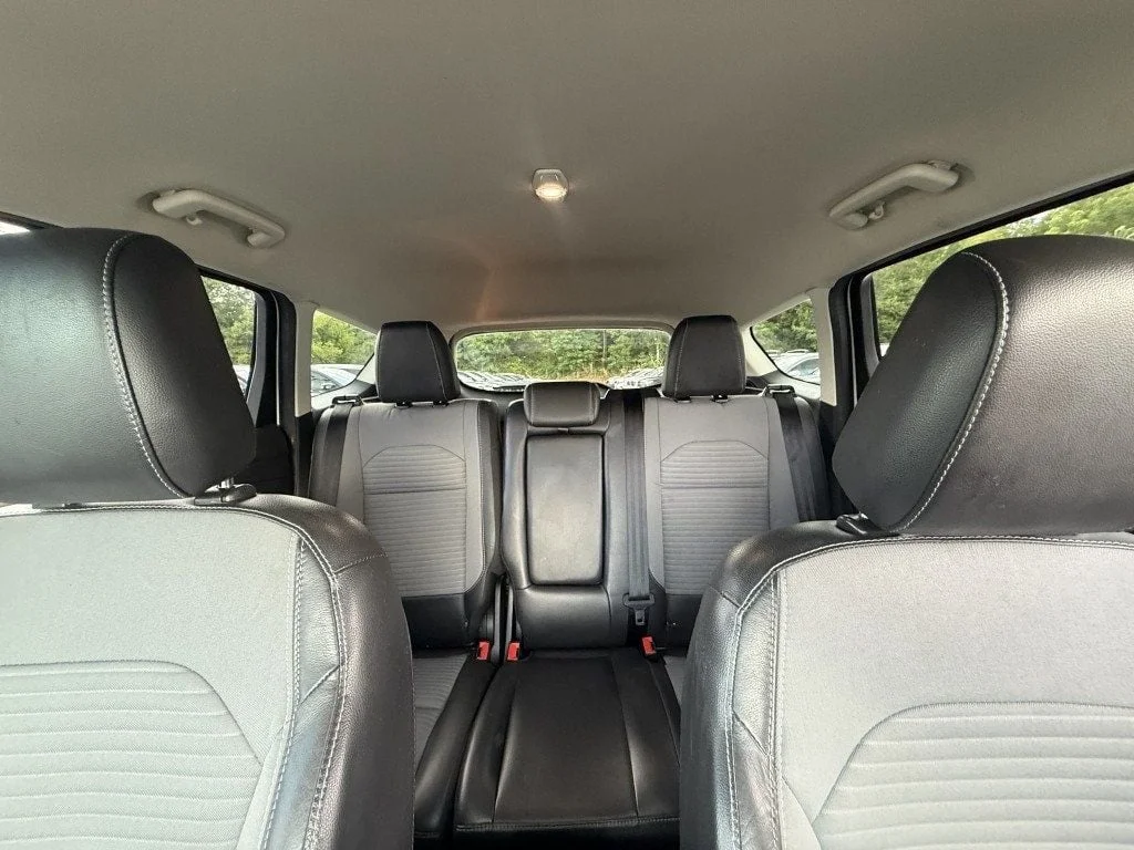 Used 2019 White Platinum Metallic Tri-Coat Ford SE FWD image 22