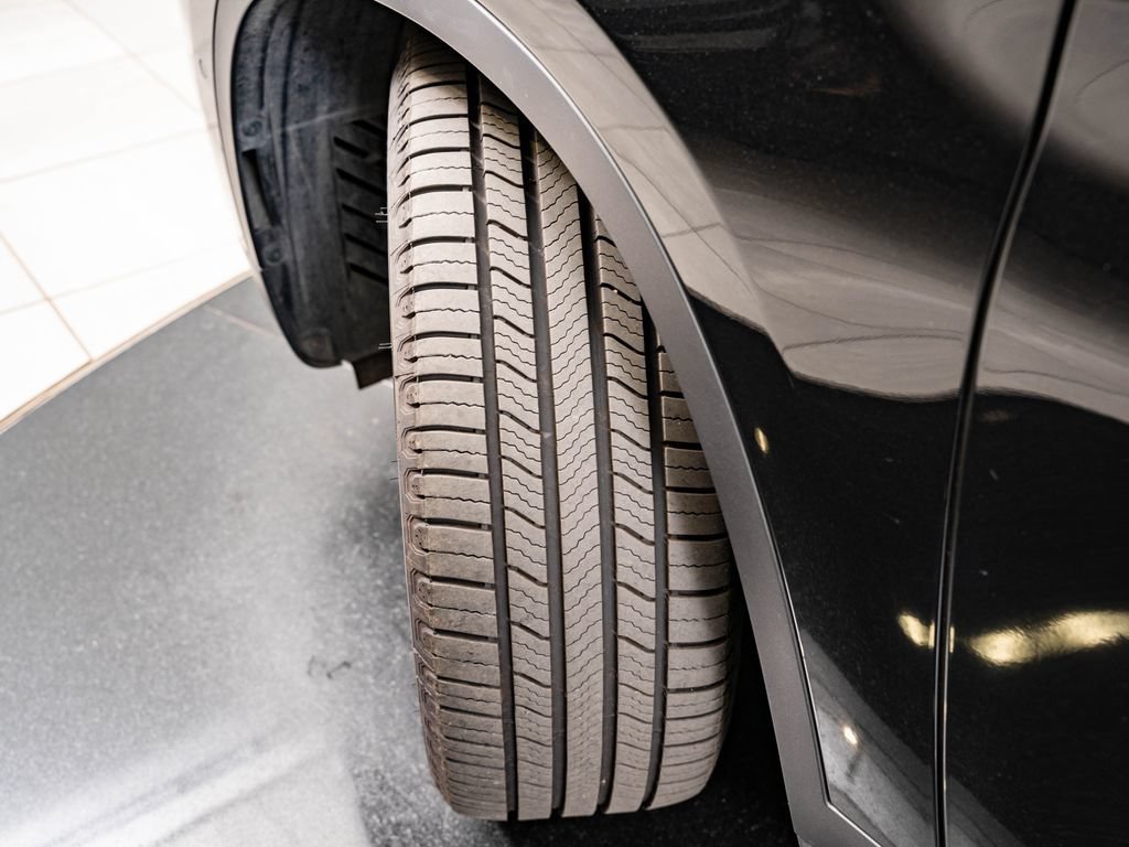 Used 2021 Black Sapphire Metallic BMW sDrive28i image 53