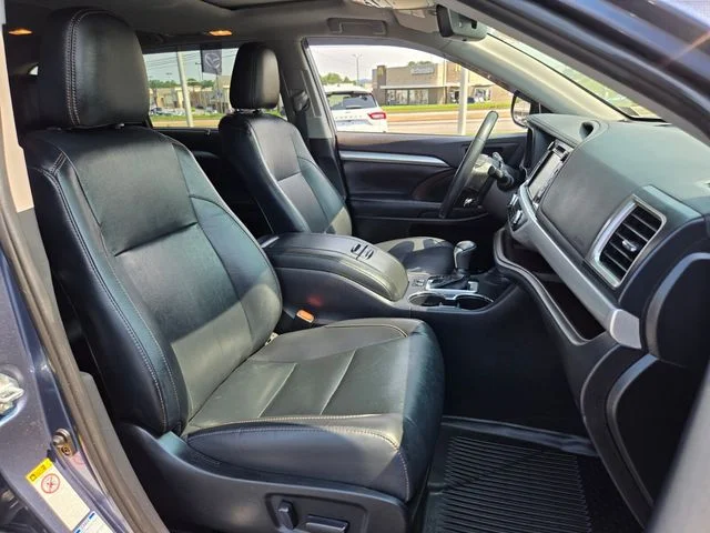 Used 2019 Blue Toyota XLE image 21