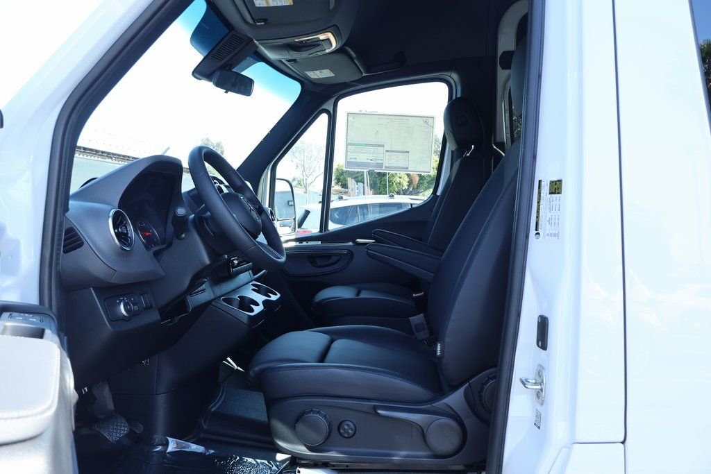 New 2026 Arctic+White Mercedes-Benz Cargo 144 WB image 6