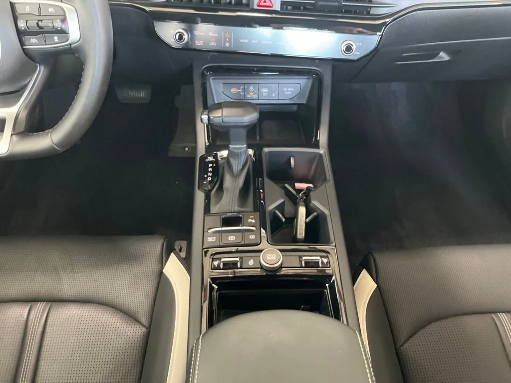 Used 2025 White Kia GT-Line image 10