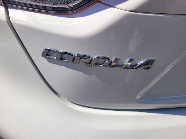 Used 2022 White Toyota LE image 10
