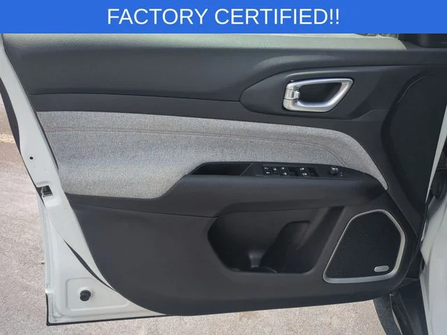 Used 2023 White Jeep Latitude Lux image 12