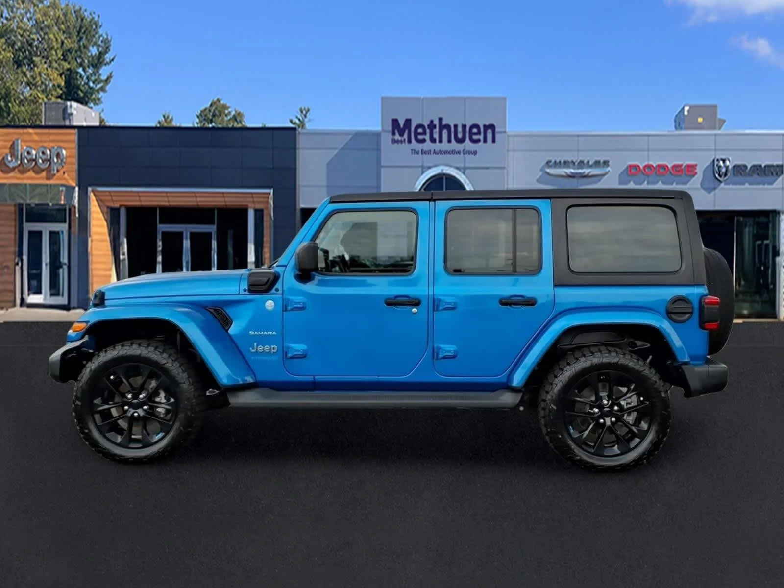 Used 2022 Hydro Blue Pearlcoat Jeep Unlimited Sahara image 8