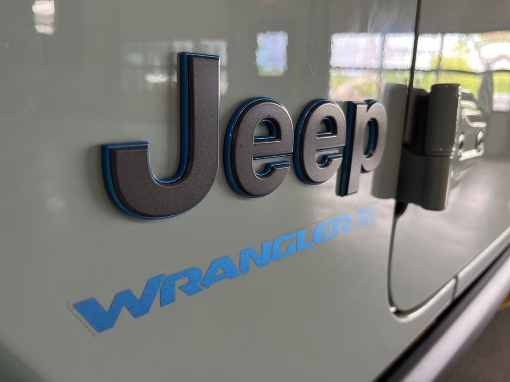 Used 2024 Earl Clearcoat Jeep Rubicon 4xe image 14