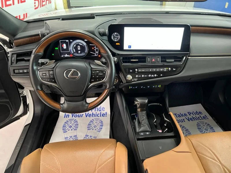 Used 2024 White Lexus 300h Luxury image 28