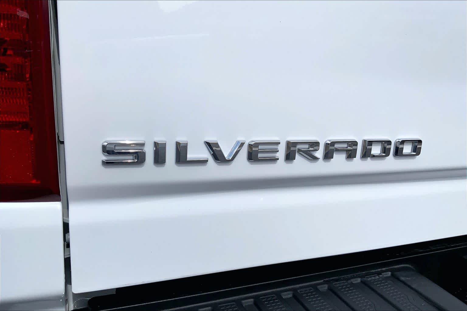 Used 2024 Summit White Chevrolet LT image 31