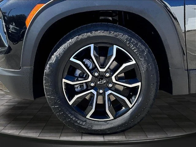 New 2026 Mosaic Black Metallic Chevrolet ACTIV image 13