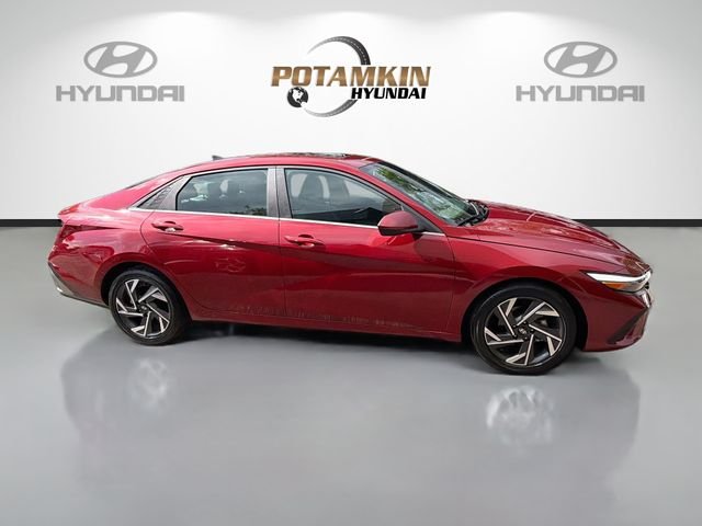 Used 2025 Red Hyundai SEL Convenience image 4