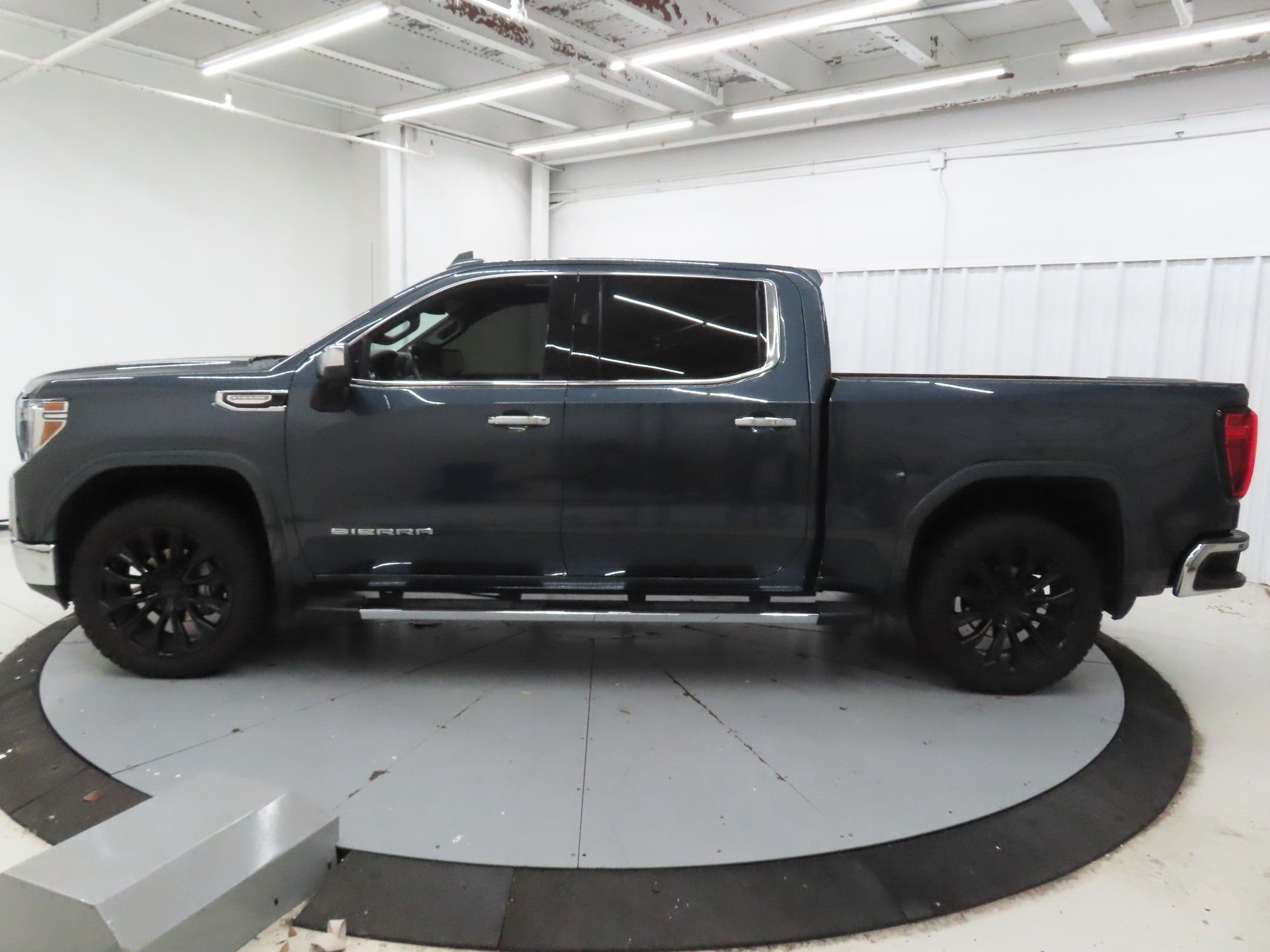 Used 2022 Blue GMC SLT image 7