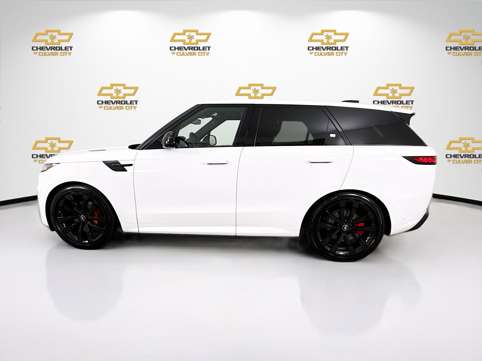 Used 2025 White Land Rover Dynamic SE image 4
