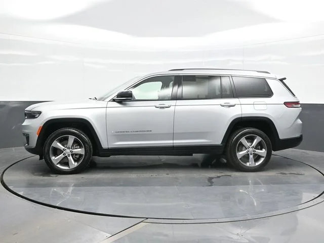 Used 2021 Silver Jeep Limited image 4