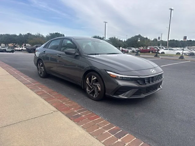Used 2025 Gray Hyundai SEL Sport image 3