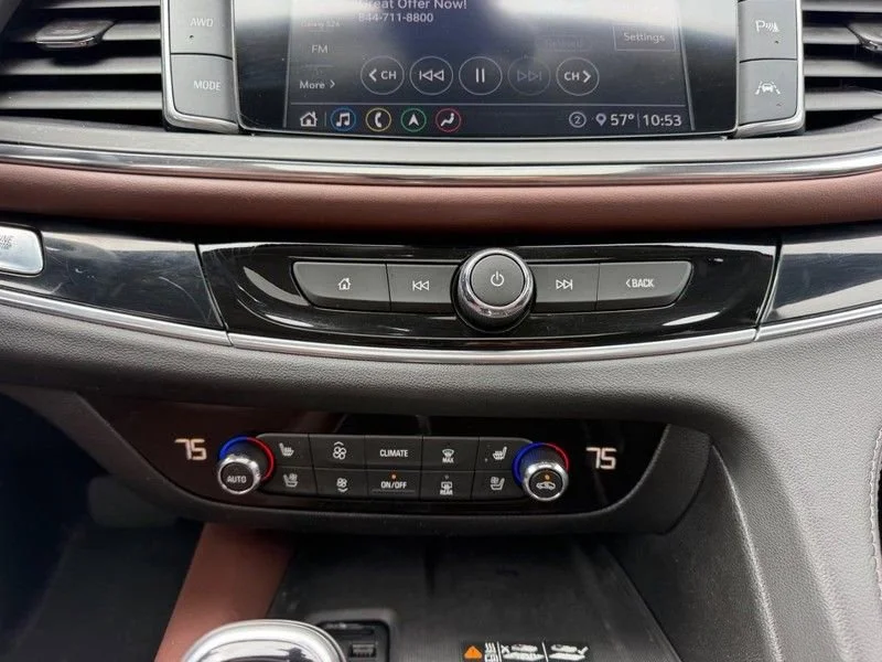 Used 2021 WHITE FROST TRICOAT Buick Avenir image 17